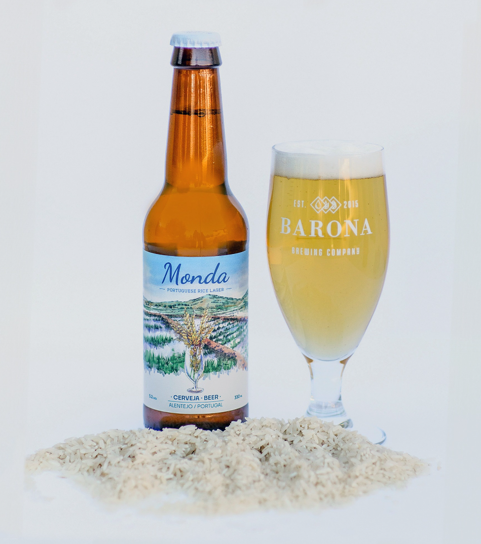 Bier in Flasche, daneben Bier in Barona Glass