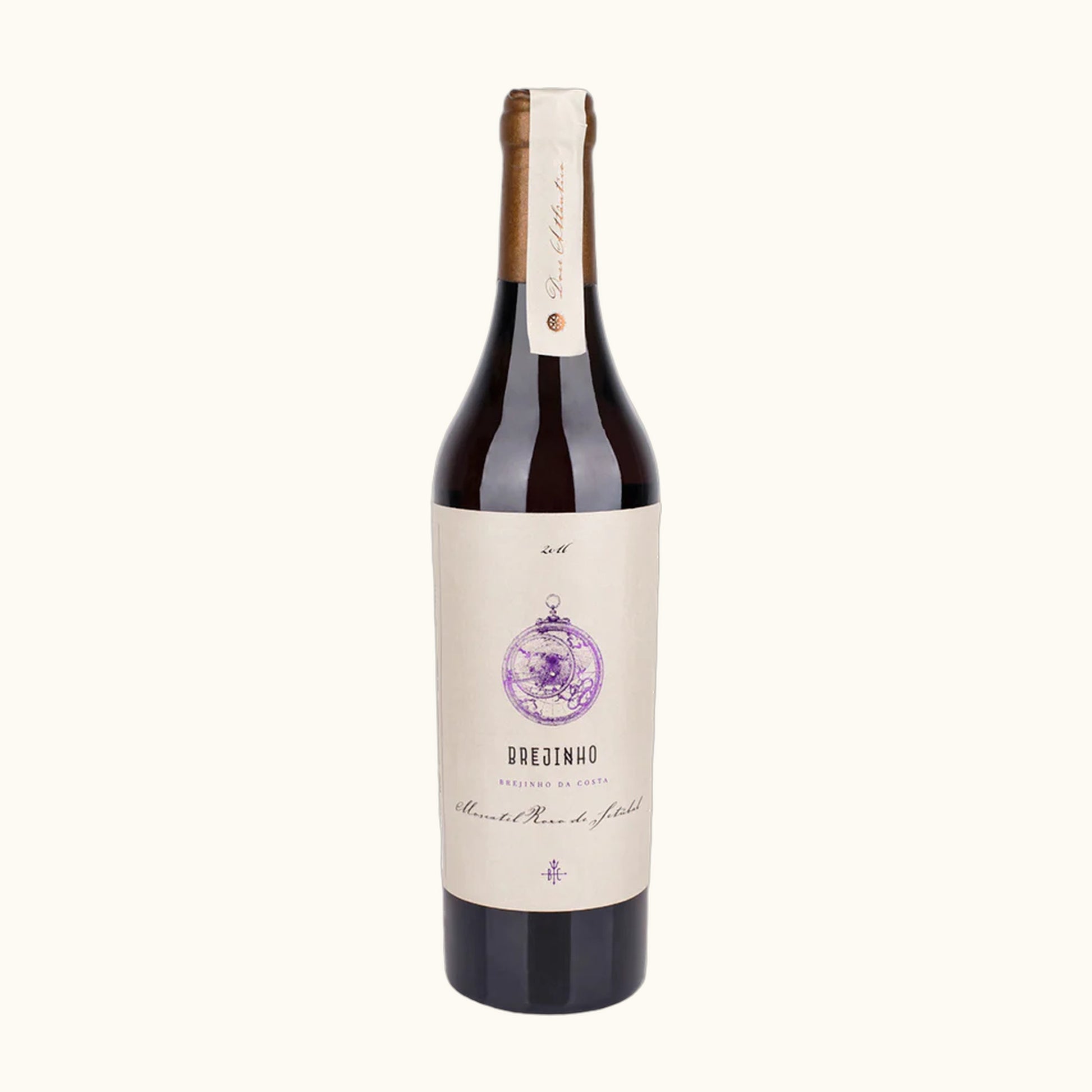 Brejinho Moscatel - Flasche mit Etikett vor beigem Hintergrund