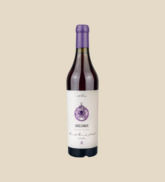Brejinho Moscatel Roxo Superior - Flasche mit Etikett vor beigem Hintergrund