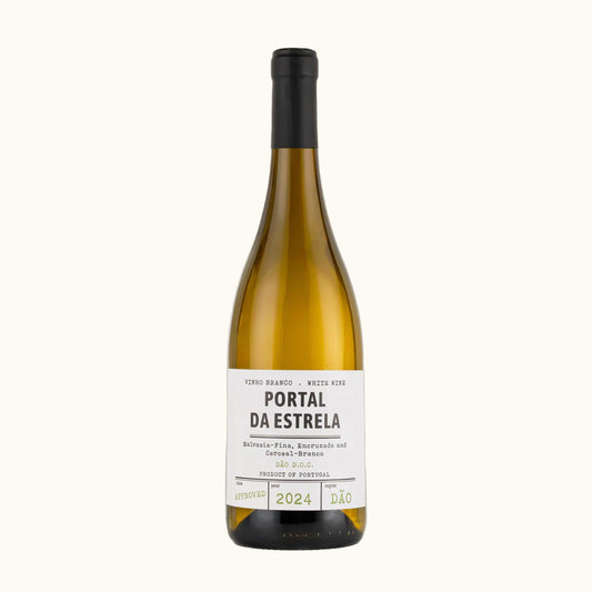 Portal da Estrela 2023 Weisswein - Flasche mit Etikett vor beigem Hintergrund