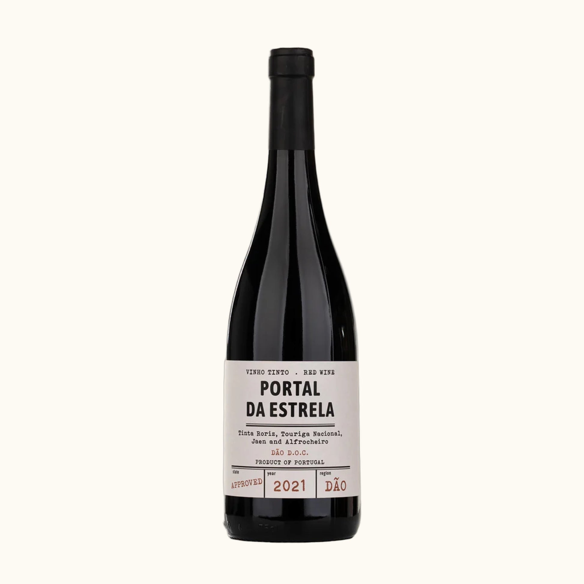 Portal da Estrela 2021 Rotwein - Flasche mit Etikett vor beigem Hintergrund