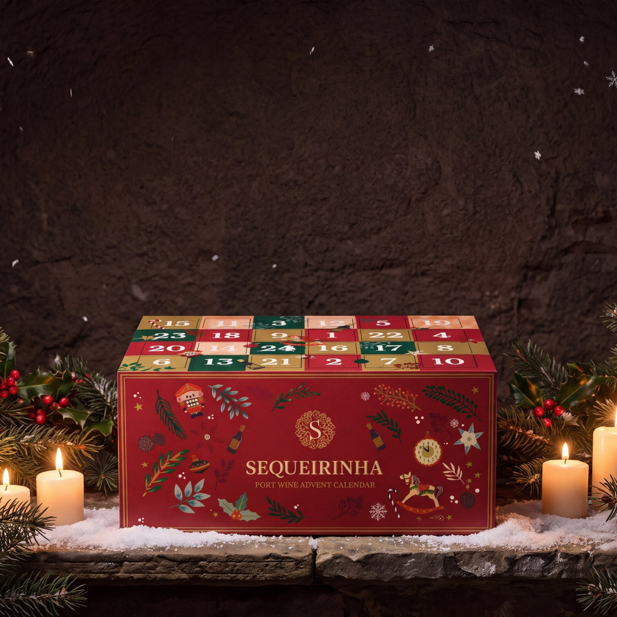 Portwein-Adventskalender bei Kerzenlicht zwischen Tannenzweigen