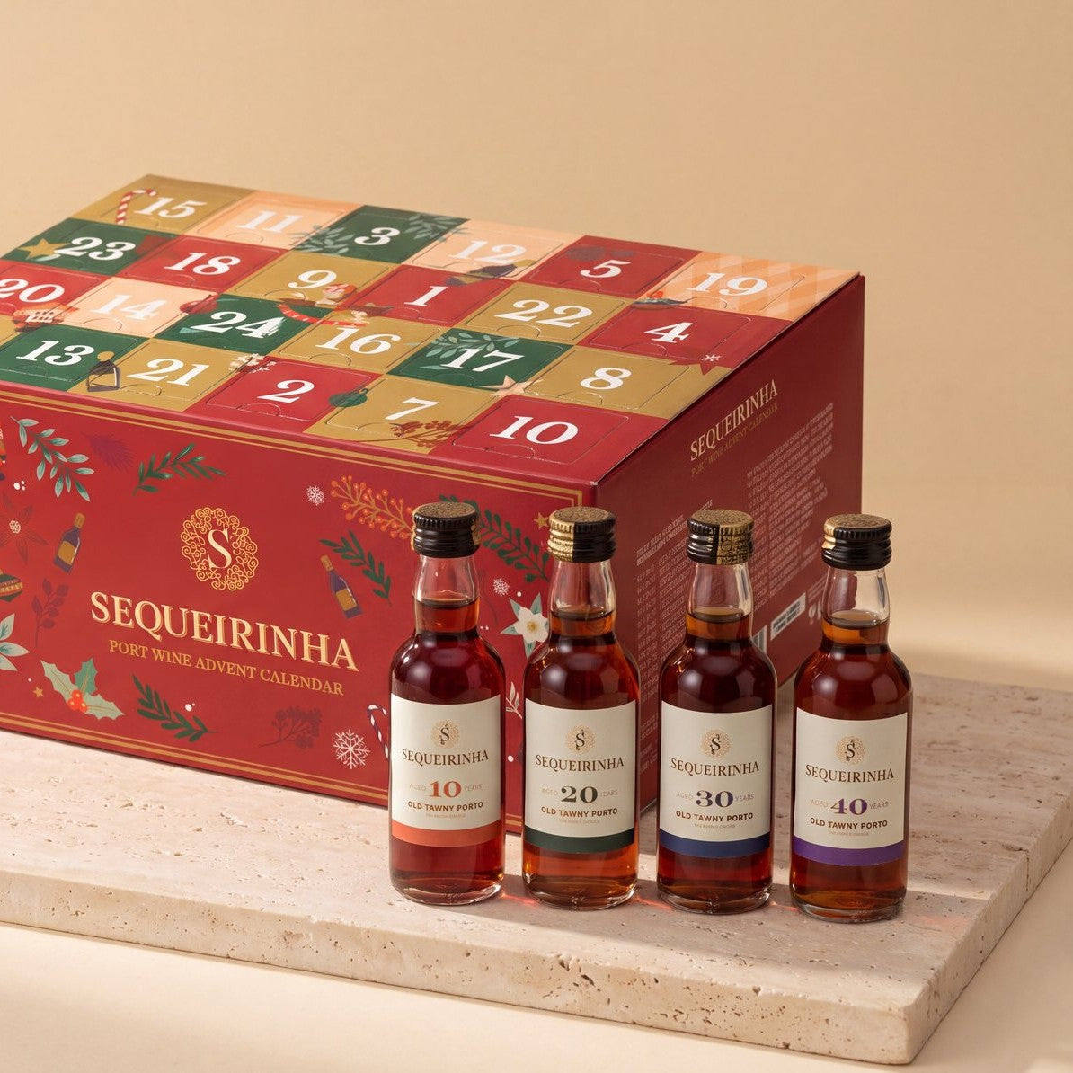 Vier Tawny-Fläschchen mit 10, 20, 30 und 40 Jahren vor dem Portwein-Adventskalender