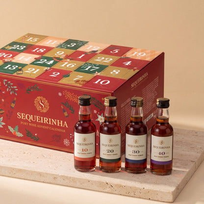 Vier Tawny-Fläschchen mit 10, 20, 30 und 40 Jahren vor dem Portwein-Adventskalender