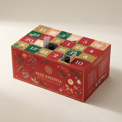 Portwein-Adventskalender mit zwei geöffneten Türchen und 5-cl-Fläschchen