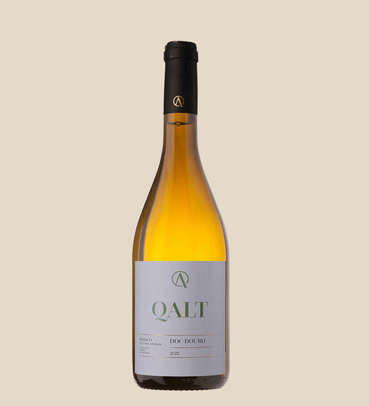 Qalt Weisswein 2022 - Flasche mit Etikett vor beigem Hintergrund