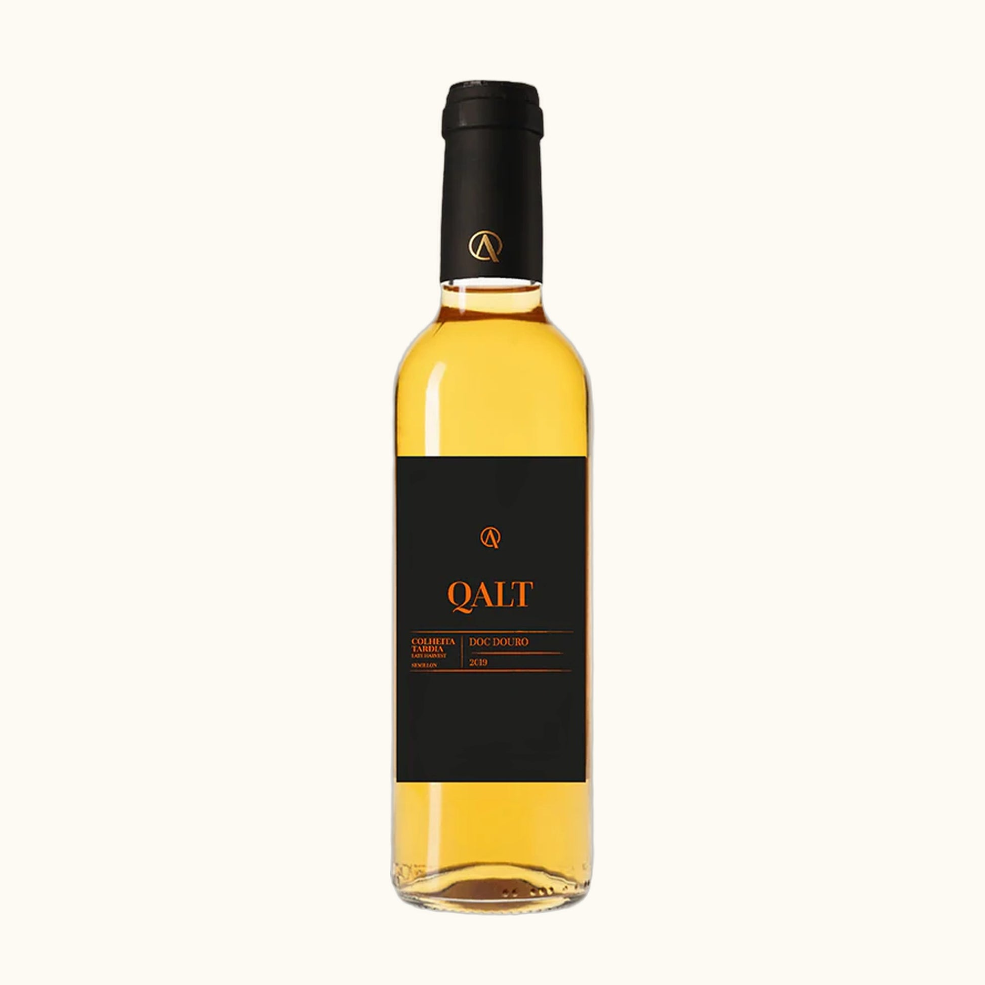 Qalt Late Harvest 2019 - Flasche mit Etikett vor beigem Hintergrund