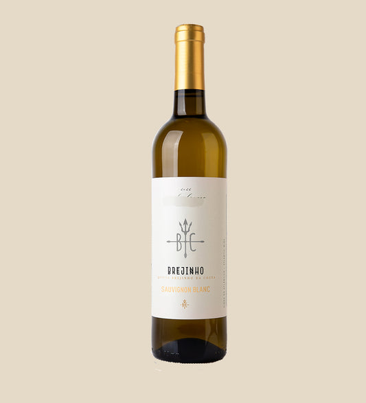 Brejinho Sauvignon Blanc 2022 Weisswein - Flasche mit Etikett vor beigem Hintergrund