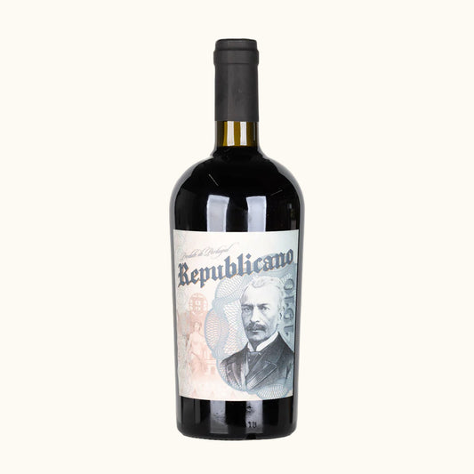 Codigo Republicano 2022 Rotwein - Flasche mit Etikett vor beigem Hintergrund