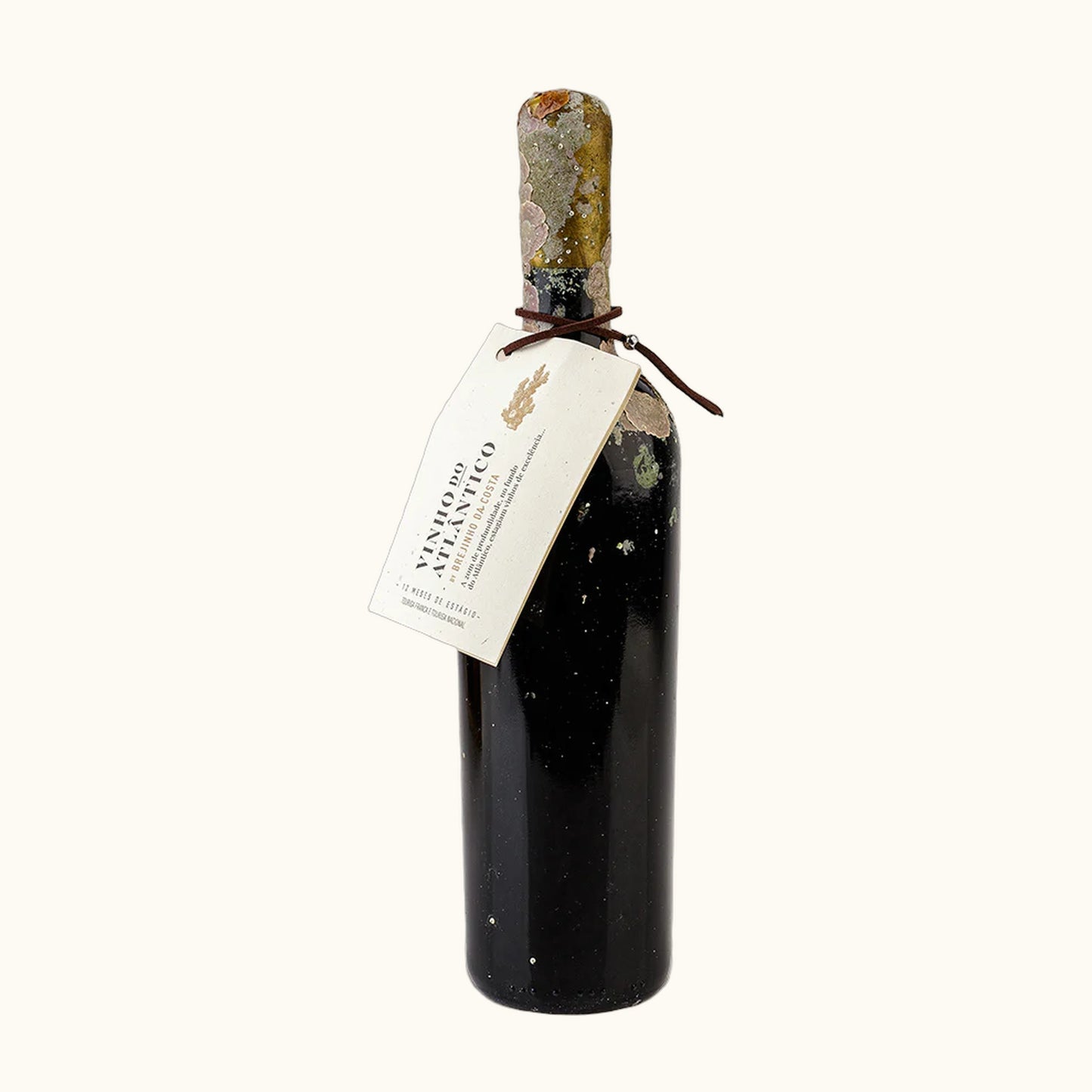 Rotwein Vinho do Atlantico - Flasche mit Etikett vor beigem Hintergrund