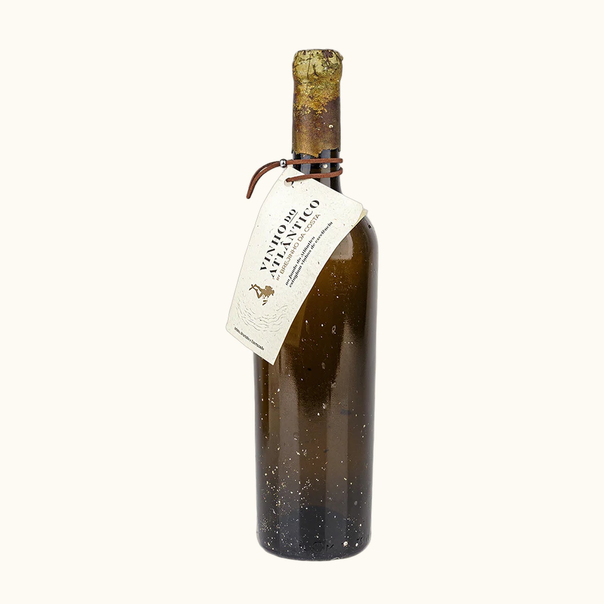 Brejinho Vinho do atlantico Weisswein - Flasche mit Etikett vor beigem Hintergrund