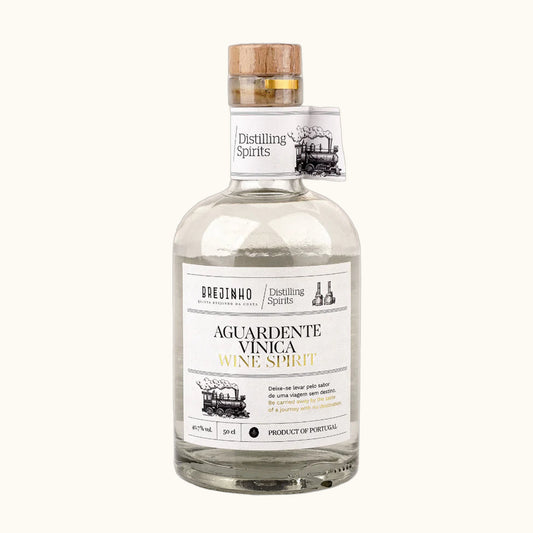 Brejinho Aguardente - Flasche mit Etikett vor beigem Hintergrund