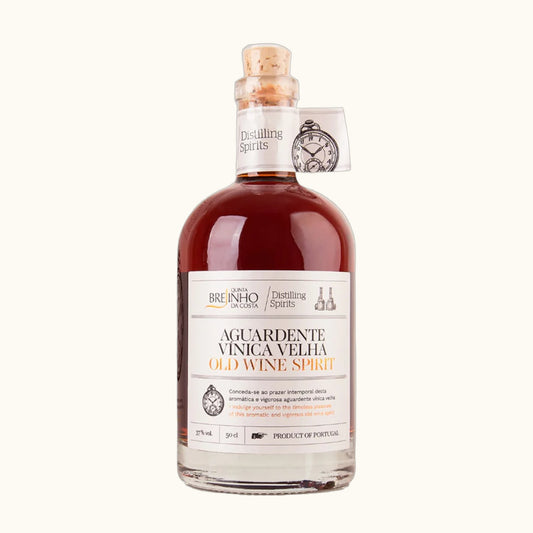 Brejinho Auguardente Old Wine - Flasche mit Etikett vor beigem Hintergrund